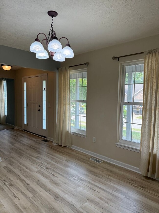 Building Photo - Spacious 4 Bed, 2.5 Bath Home in Woodgate