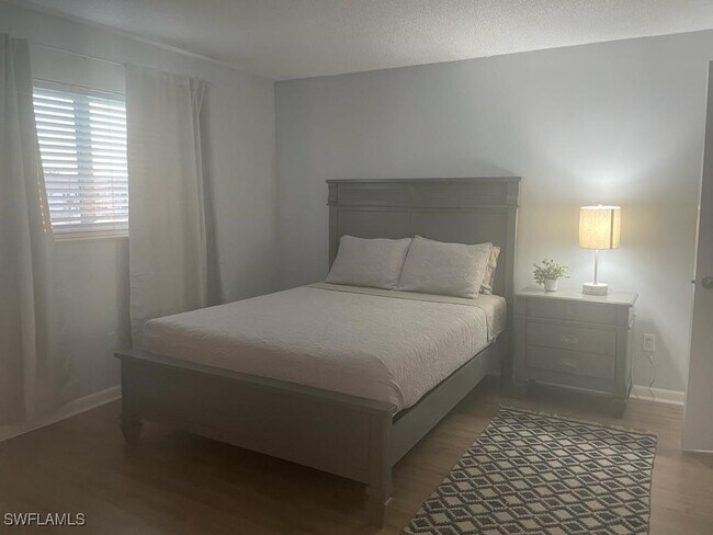Foto del edificio - 200 Forest Lakes Blvd