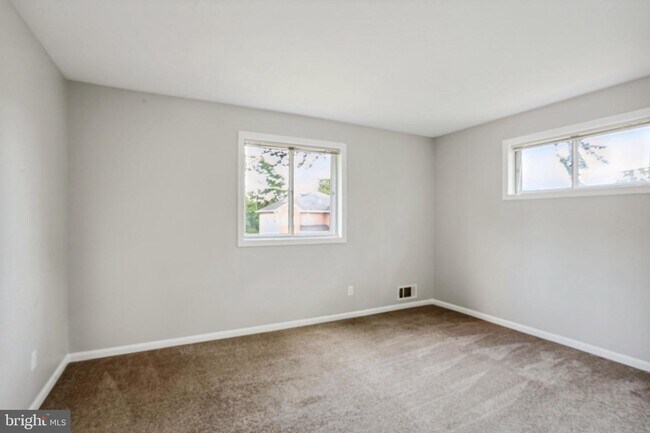 Foto del edificio - 4956 Roslyn Rd