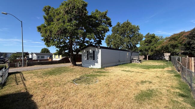 Building Photo - AVAILABLE NOW - Recently Renovated, Charming 2-Bedroom Home in the Heart of Pasco::