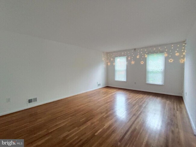 Foto del edificio - 8835 Tuckerman Ln