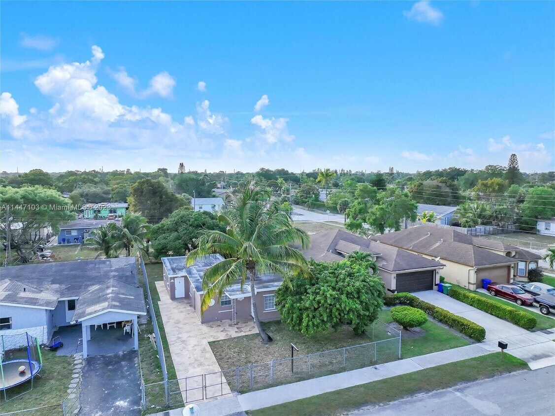 Primary Photo - 115 NW 28th Ave
