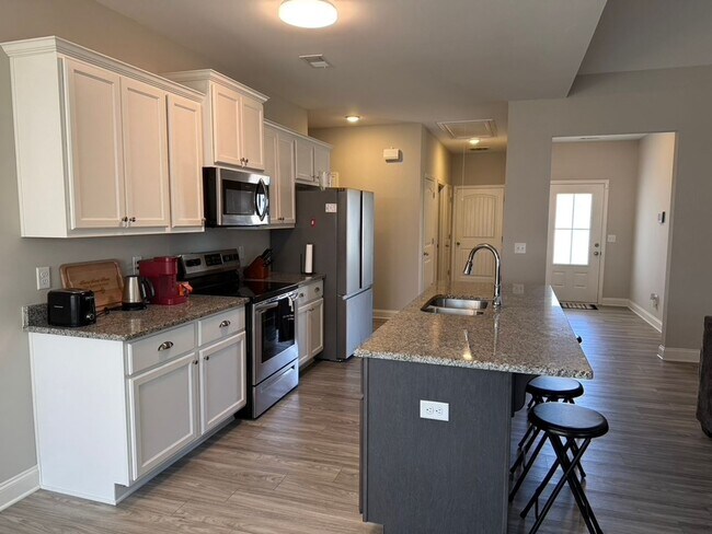 Building Photo - Introducing a spacious 4-bedroom, 2-bathro...
