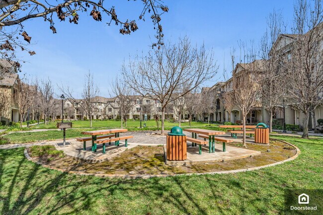 Foto del edificio - 1083 Westbury Dr