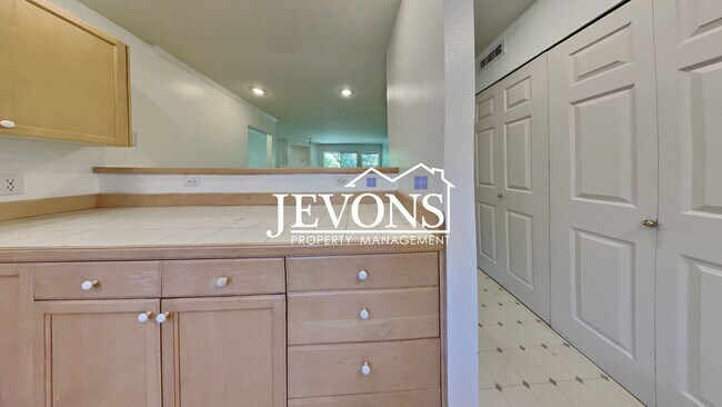 Foto del edificio - Condo with Swimming Pool and Private Enclosed 1-Car Garage in Klahanie Neighborhood