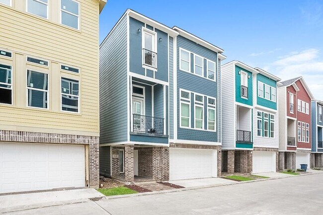 Building Photo - 2118 Oatfield Dr