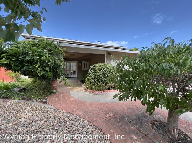 Building Photo - 4 br, 2.5 bath House - 3518 Twin Oaks Court