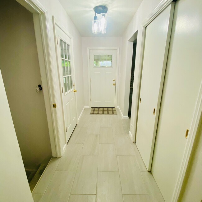 Building Photo - 2102 Burlison Dr