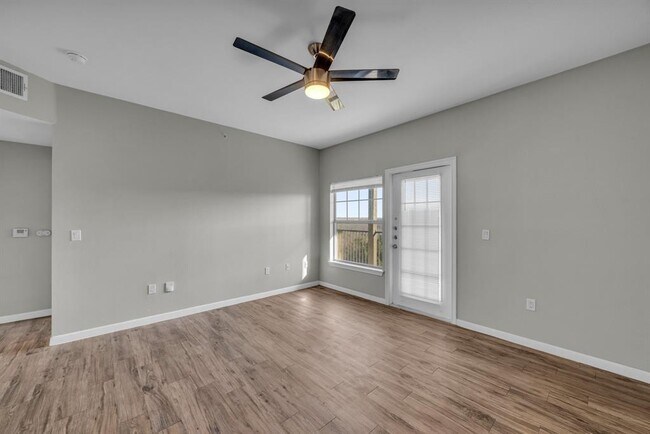 Foto del edificio - 2320 Gracy Farms Ln
