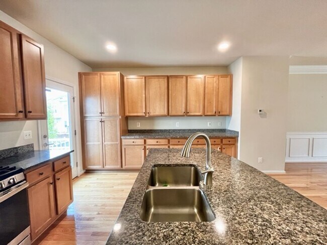 Building Photo - Spacious and close to Metro!