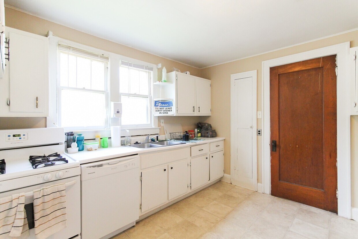 Primary Photo - PRELEASING for AUGUST! Dishwasher Included