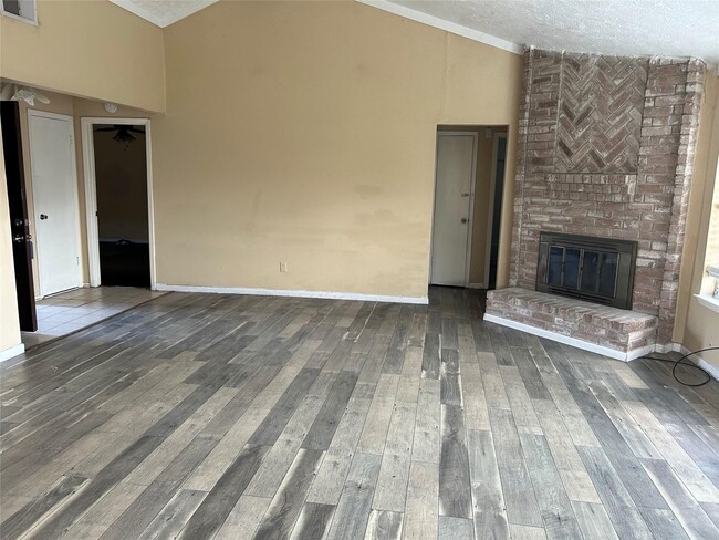 Building Photo - 1154 W Brompton Dr