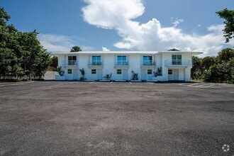 Building Photo - 2305 Tamarind Dr