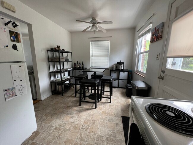 Kitchen with eating space - 270 Parkview Dr