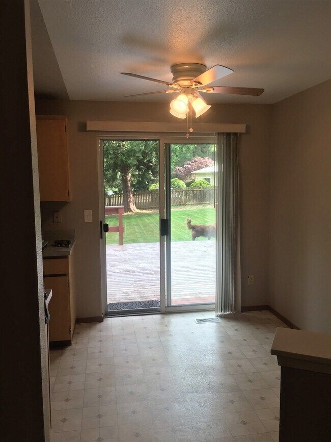 Foto del edificio - 3715 70th Ave NW