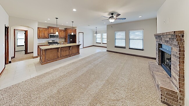 Foto del edificio - Beautiful and Spacious 4 Bedroom 2 Bath Ho...