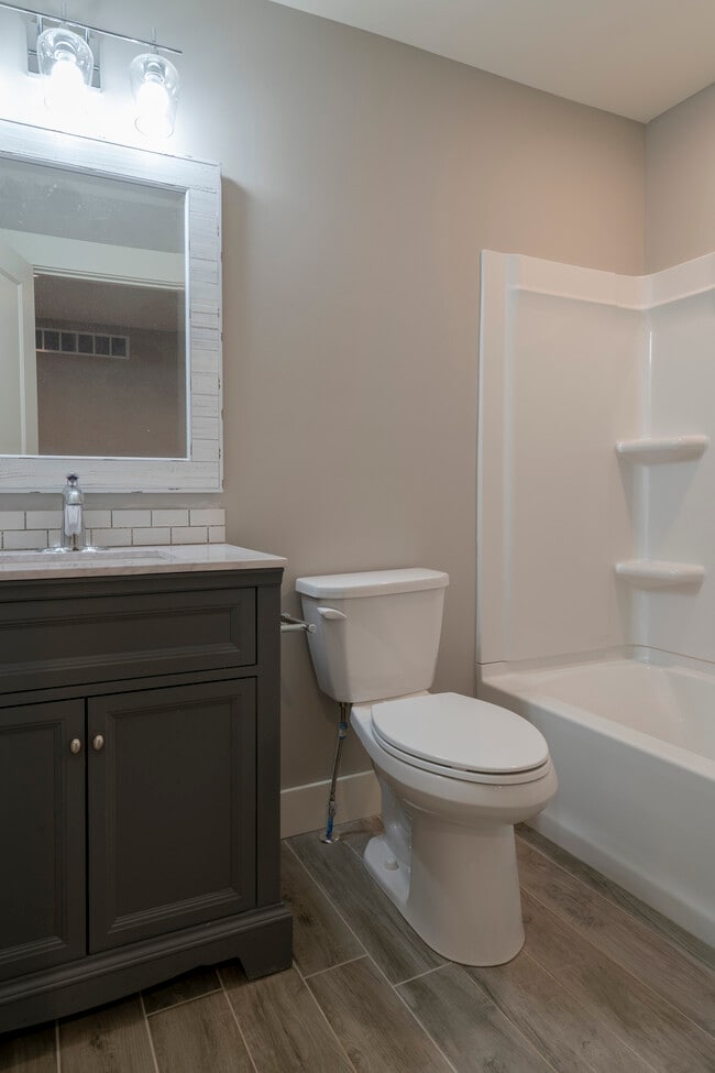 Building Photo - 1012 Helen St NE