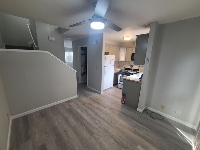 Building Photo - Cozy Updated 2 Bedroom Townhouse Located i...