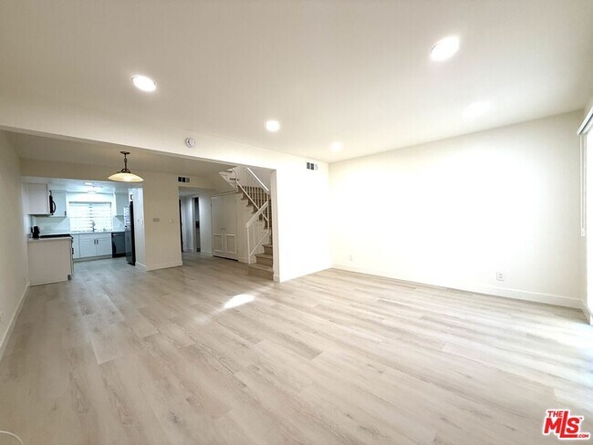 Foto del edificio - 3130 Montrose Ave