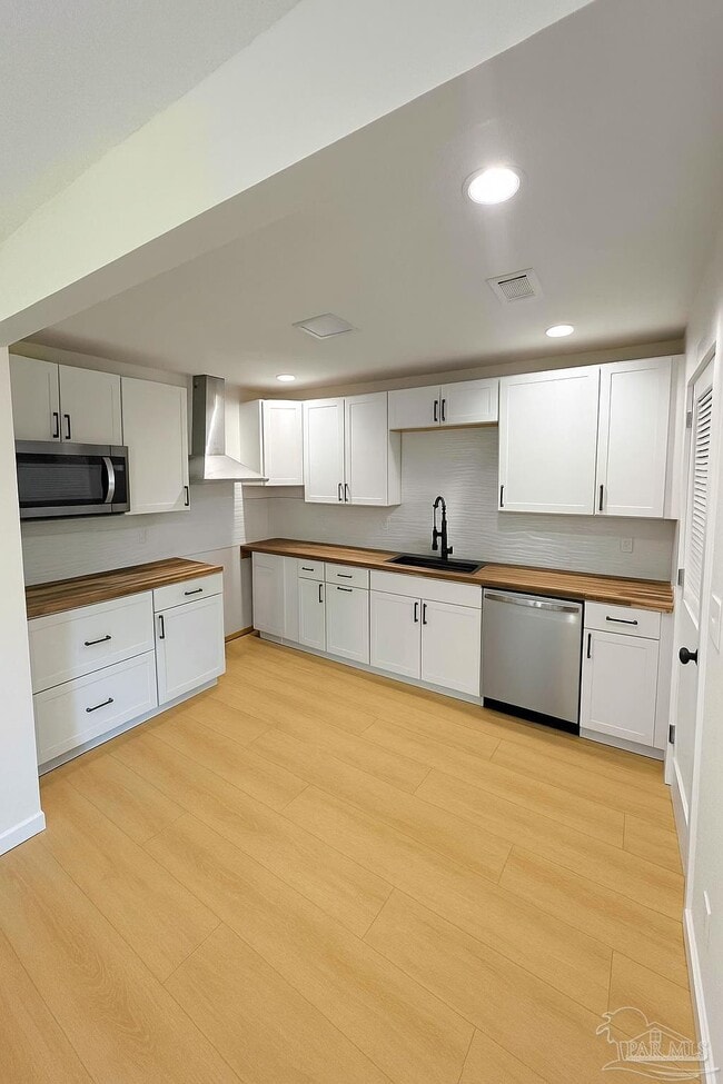 Building Photo - 5 Bertram St