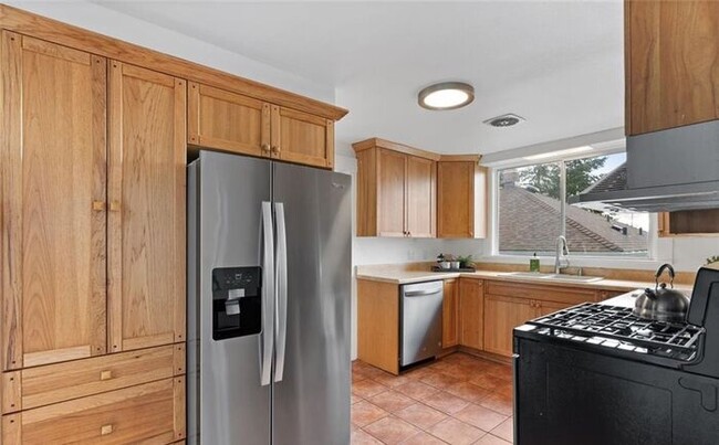 Building Photo - Highly Appealing Updated North End 4 Bedroom!