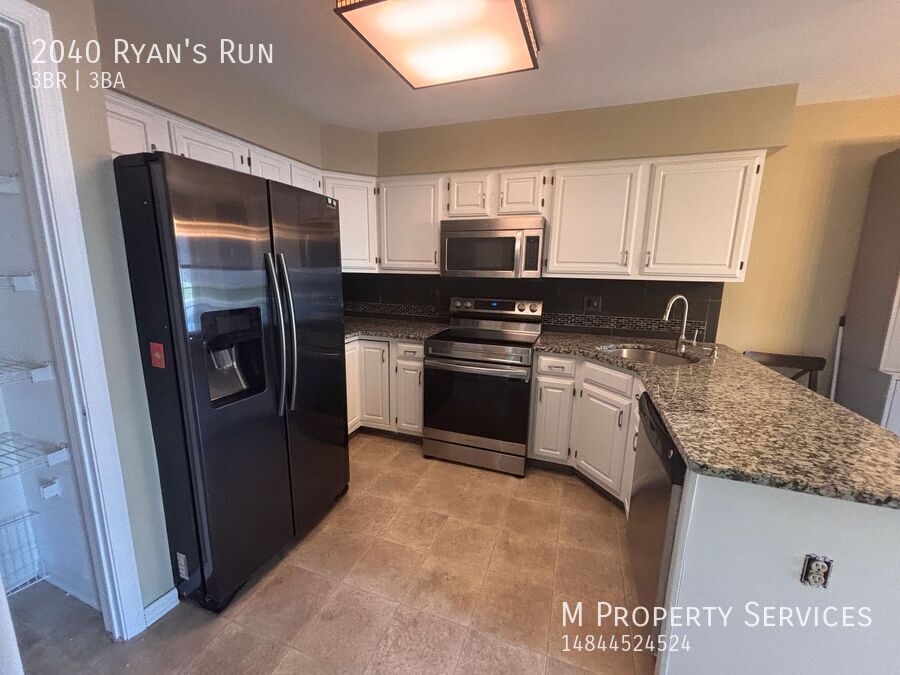 Foto principal - Spacious 3-Bedroom Townhome in Prime Upper...