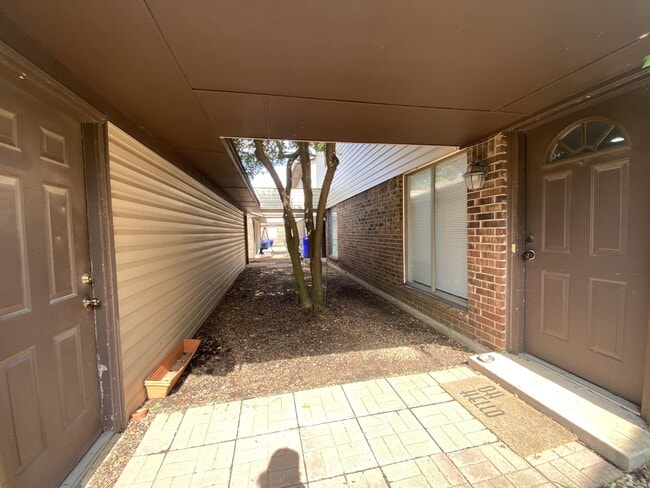 Building Photo - 1332 Eastgate Dr