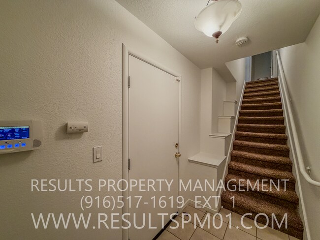 Building Photo - Spacious and Open Floorplan Townhome with Attached Garage