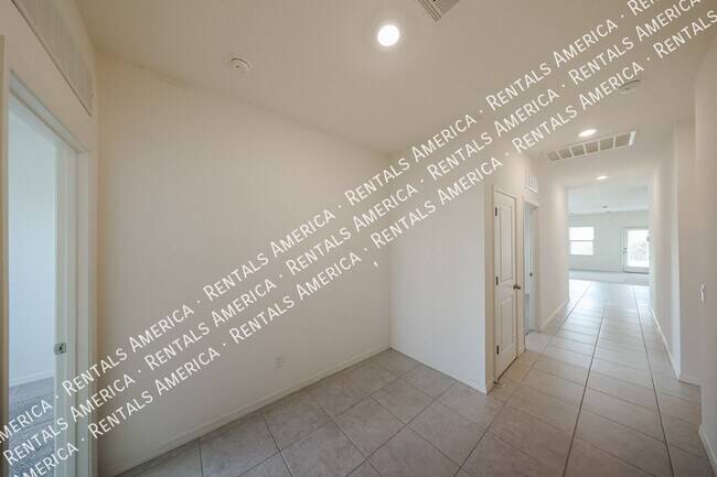 Foto del edificio - 6321 W Latona Rd