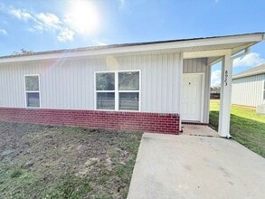 Building Photo - 8923 Untreiner Ave