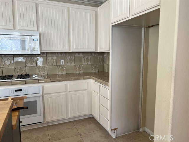 Building Photo - 16852 Primrose Ln