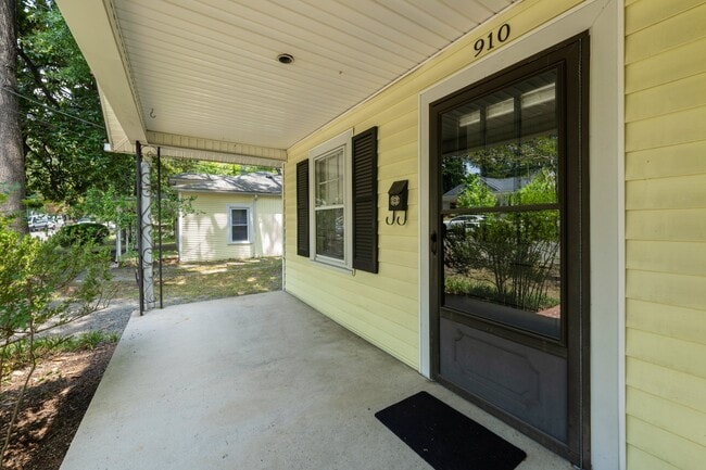 Building Photo - 910 Iredell St