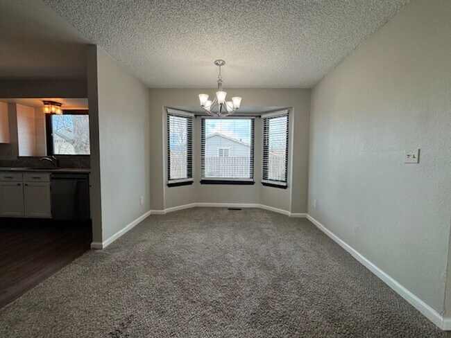 Foto del edificio - REMODELED 3BD HOME in CONSTITUTION HILLS - Security Deposit Waiver Available