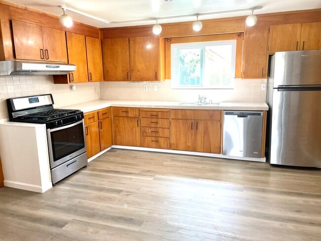 Building Photo - 6815 Moeser Ln