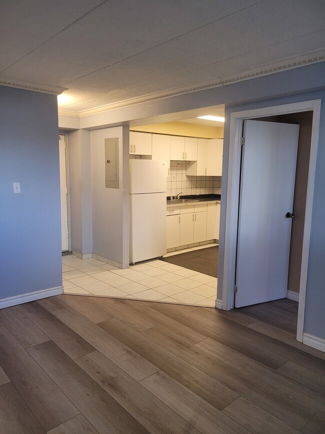 Building Photo - UPDATED ONE BEDROOM APARTMENT ON GROUND FLOOR