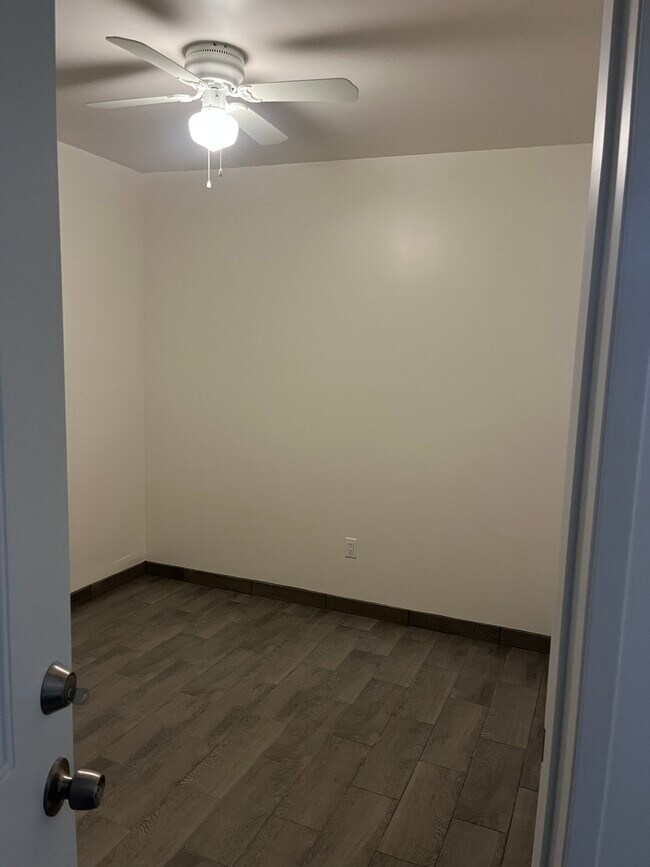 Dormitorio - 951 E 105th St