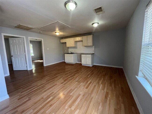 Foto del edificio - 5142 Higgins St