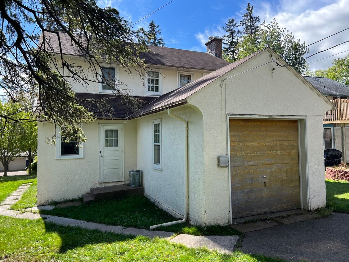 Foto principal - Duluth MN - 4 Bedroom - 2 Bath - 1 Car Gar...