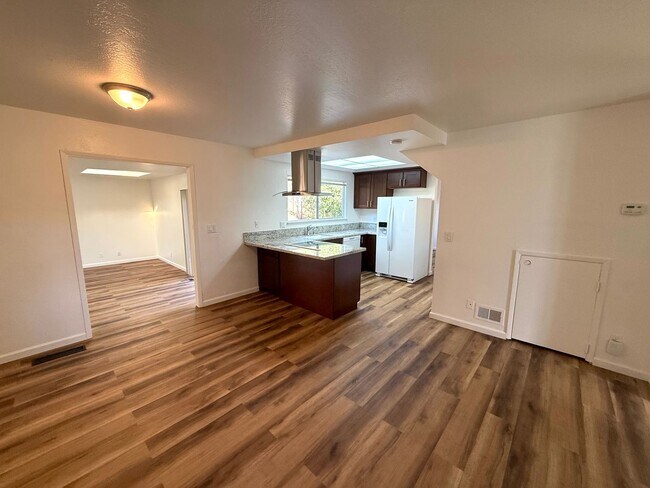 Foto del edificio - Renovated 4 Bedroom Home in an Idyllic Res...