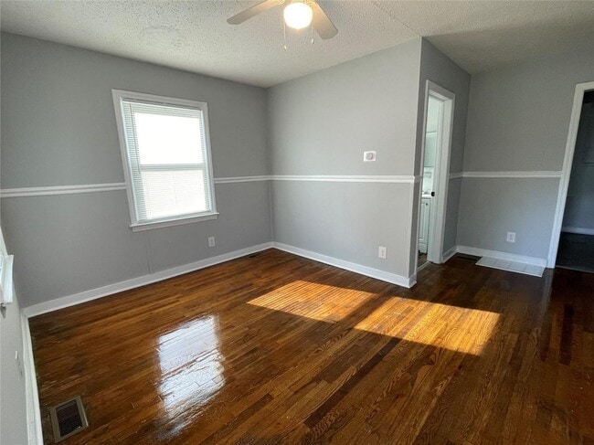 Foto del edificio - 1612 Russell Ave