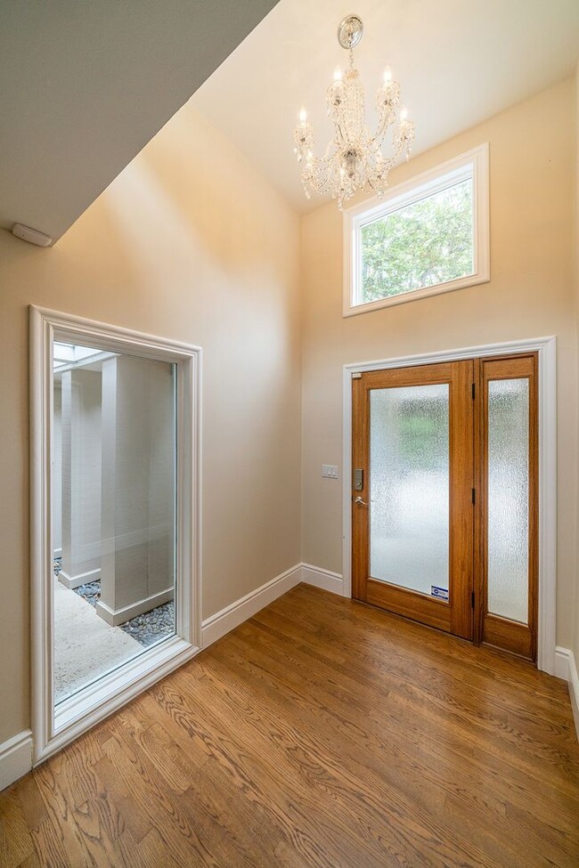 Building Photo - 4bd+bonus/5.5ba with 3 bedrooms +bonus on ...