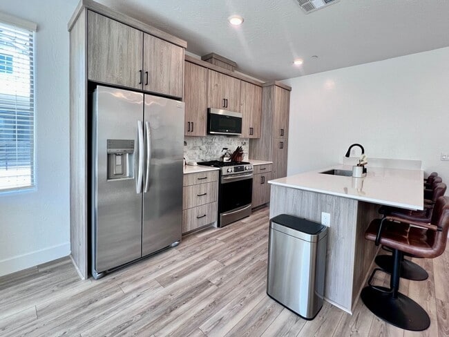 Foto del edificio - $2,395 Herndon & Peach, 2 Bedroom Townhous...