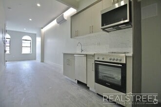 Building Photo - Modern New Studio in Bushwick!