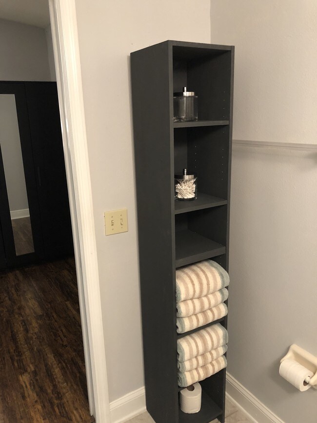 Building Photo - 657 S Orlando Ave