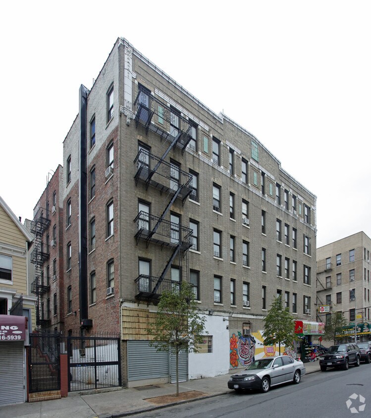 Building Photo - 2804 Bainbridge Ave