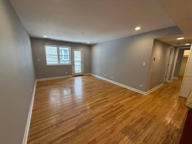 Building Photo - 6954 N Greenview Ave
