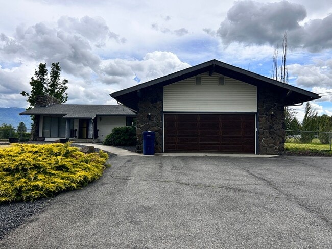 Building Photo - Unique 3 Bed, 2.5 Bath Rancher w/ Huge Yar...