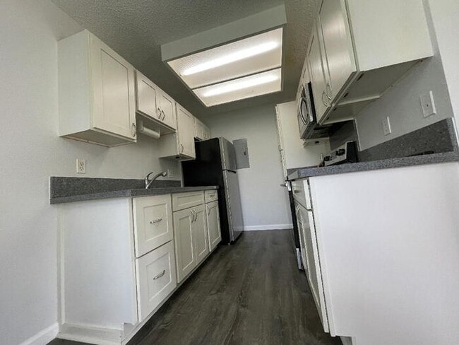 Building Photo - ROYAL PALM 2/1/2, A/C, cfans, W/D, patio, ...