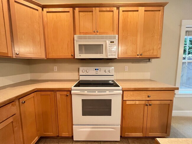 Building Photo - Private 3 Bed + 2.5 Bath townhome close to...