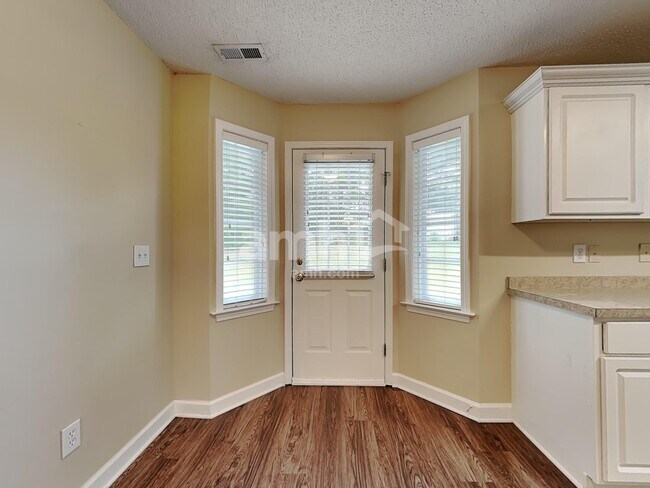 Foto del edificio - 401 Tar Heel Ln